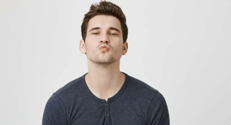 الحبس 6 أشهر لرجل غمز لسيدة وحرّك شفتيه أمامها