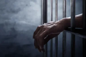 مشروع قانون التنفيذ 2026 يوسّع منع السفر والحجز على أموال المدين ويتيح السوار الإلكتروني