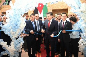 رئيس الجامعة ومجلس العمداء في استقبال الطلبة المستجدين في جامعة العلوم والتكنولوجيا الأردنية
